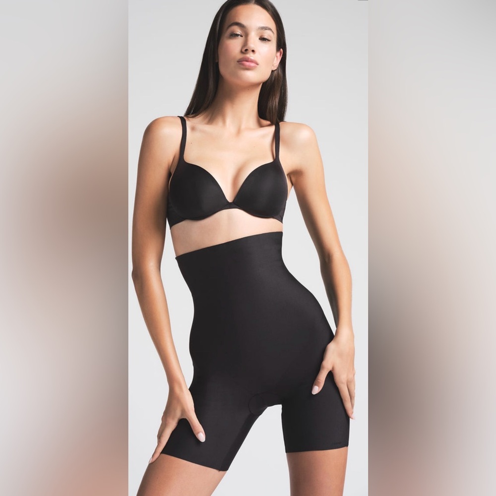 SKIMS NWT Body High-Waisted Mid-Thigh Short